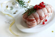 Arrosto di tacchino ripieno di carne brasata pronta da cucinare isolata su sfondo bianco. Natale e festività natalizie.