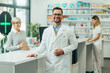 © Zamrznuti tonovi - Young female pharmacist posing while working in a pharmacy