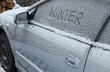 Winter im Straßenverkehr. Ein Auto voll Schnee und Eis