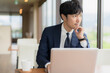 © 茂輝 田代 - カフェでスーツ姿の男性とPC