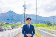 © 茂輝 田代 - 屋外のスーツ姿の男性
