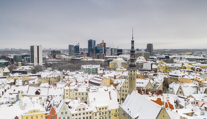 Canvas Print - Christmas market in snow clad old Tallinn