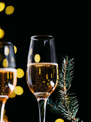 Canvas Print - two glasses of champagne for christmas, dark background with yellow garland bokeh