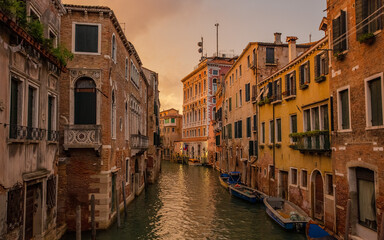 Poster - Beautiful shot of a narrow canal with medieval buildings in Venice, Italy