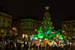 Marché et Festivités de Noël sur la place d'une ville en hiver, avec sapin géant qui sert de manège. Nantes, France