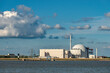 Kernkraftwerk AKW Stade vor den Abbrucharbeiten, von der Elbe aus gesehen, mit leicht bewölktem blauem Himmel