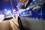 Fototapeta Miasto - Polscy policjanci i ich pojazdy podczas wieczornej służby w mieście. 