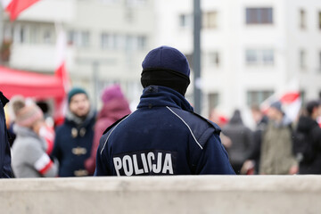 Wall Mural - Polscy policjanci i ich pojazdy podczas wieczornej służby w mieście. 