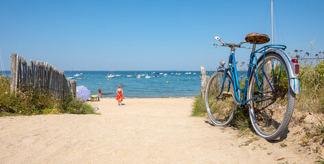 Wall Mural - Vieux vélo bleu sur une plage de Bretagne en été.