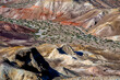 Bunte, durch Mineralien und Eisen verfärbte Fels- und Gesteinsformationen in der Wüste Gobi, Mongolei