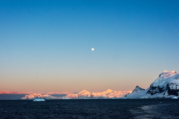 Canvas Print - Snow covered island and floating ice in South Atlantic Ocean at sunrise, Antarctica