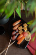 Japońskie sushi set nigiri z japońską herbatą na obiad lub na kolacje, lunch