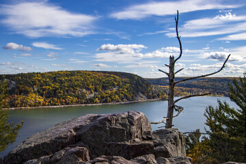 Wall Mural - Beautiful view of Devil's Lake surrounded by dense trees and hills in state park Baraboo, Wisconsin