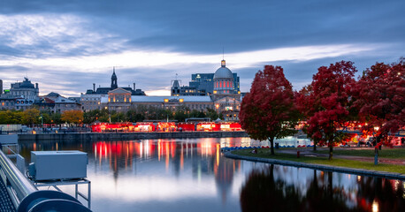 Canvas Print - Beautiful view of a canal in a city and buildings under the cloudy sky