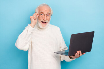 Wall Mural - Photo of impressed old beard man look laptop wear eyewear sweater isolated on blue color background