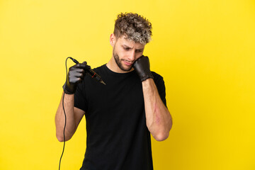 Wall Mural - Tattoo artist caucasian man isolated on yellow background having doubts