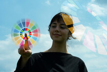 SDGsのシンボルカラーと女性のシルエット