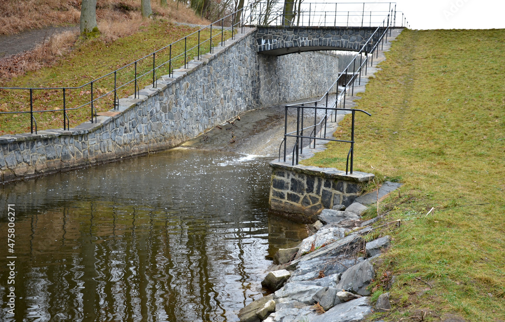 drainage of drainage water from the bottom of the dam dam or pond ...