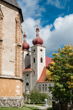 Blick Auf Zwei Türme Eines Klosters. Im Vordergrund Ein Glockenturm