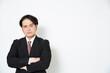 © 翔太 赤間 - 腕を組むビジネスマン