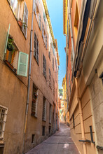 Ruelle étroite Aux Couleurs Ocre Dans Le Vieux Nice Sur La Côte D'Azur
