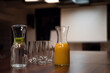 Sala konferencyjna z napojami i szklankami postawionymi na stół dla uczestników.