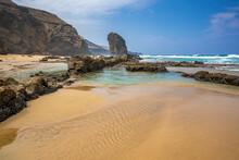 Traumhafte Strandlandschaft An Der Westküste Von Fuerteventura Mit Der Felsformation Roque Del Moro Im Hintergrund
