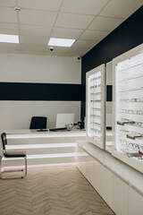 Canvas Print - Optic shop with spectacles on shelves