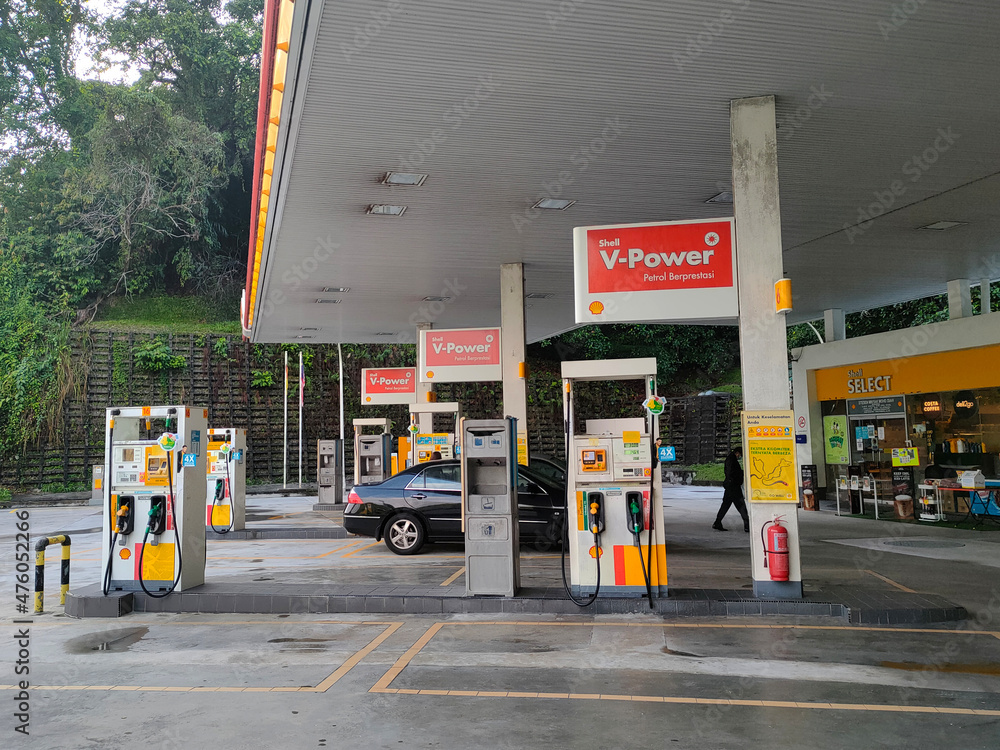 Shell Gasoline Dispenser Foto SELANGOR, MALAYSIA -MARCH 05, 2021: Shell petrol station and fuel ...