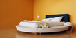 Modernes Schlafzimmer mit Bett und orangen Wänden