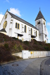 Poster - weiße Kirche im Dorf Kirchwald