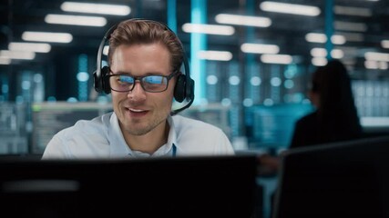 Fototapete - Call Center Office: Portrait of Friendly Caucasian Male Technical Customer Support Specialist Talking on a Headset, uses Computer. Client Experience Officer Helps Online via Video Conference