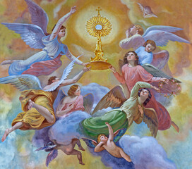 Papier Peint - FORLÍ, ITALY - NOVEMBER 11, 2021: The fresco of angels with eucharist in monstrance in the Cattedrala di Santa Croce by Giovanni Secchi (1876 - 1950).