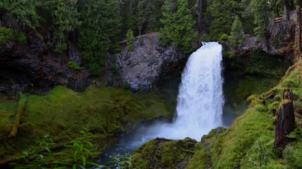 Wall Mural - Waterfall in Oregon