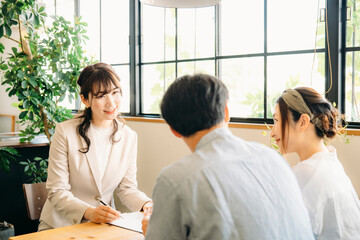 Canvas Print - 夫婦と打ち合わせするビジネスウーマン（3人）
