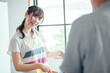 © buritora - 料理をする女性と見ている男性