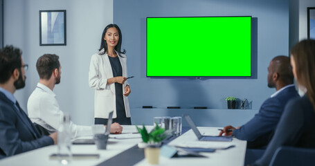 Leinwandbilder - Office Conference Room Meeting Presentation: Motivated Businesswoman Talks, Uses Green Screen Chroma Key Wall TV. Successfully Presenting e-Commerce Product to Group of Multi-Ethnic Investors