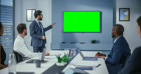 Aufkleber - Office Conference, Meeting Presentation: Digital Startup Entrepreneurs Talks, Uses Green Screen Chroma Key Wall TV. Successfully Presenting e-Commerce Product to Group of Multi-Ethnic Investors