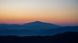 Fototapeta Na sufit - Góra  o wschodzie słońca
