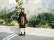 © 力武拓也 - マフラーを巻いてカメラを持つ若い女性