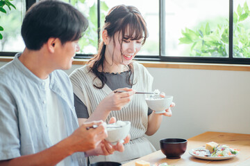 食事をする男女
