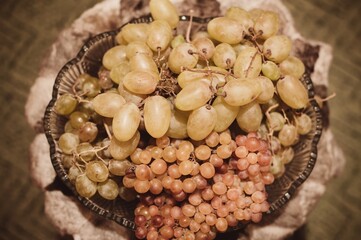 Wall Mural - Vase of green and red grapes bunches