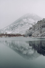 Peisaje Nevado Un Bonito Lago Con Arboles Y Montañas De Fondo