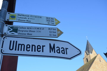 Poster - Schild Richtung Ulmener Maar und Wanderwegen