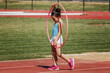© Trepalio - Niña con el aro hula hula como parte de su entrenamiento de atletismo en las instalaciones deportivas.