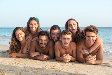 Wall Mural - Happy friends at the beach