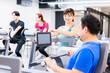 © maroke - ジムでパーソナルトレーニングを受ける中年男性