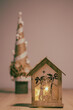 drewniana szopka bożonarodzeniowa jako lampka na roraty i ozdoby świąteczne