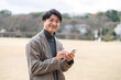 © peach100 - 携帯電話を使う男性