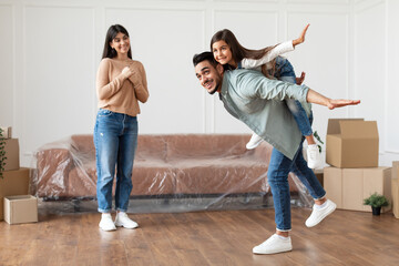 Canvas Print - Happy muslim family having fun on moving day